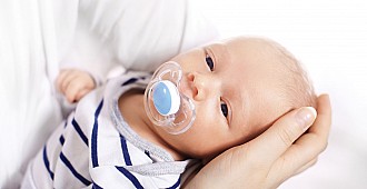 Emzik bebeği anne göğsünden soğutabilir