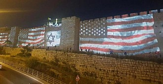 Kudüs surlarında ABD ve İsrail bayrağı