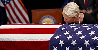 Senatör McCain için cenaze töreni
