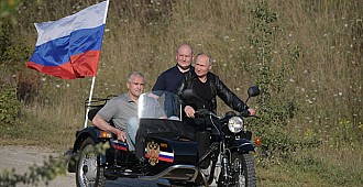 Putin gösteriye motosikletle geldi