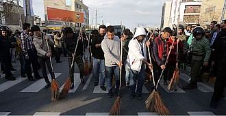 İran'da sokak süpürme cezası!..