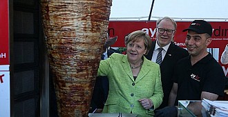 Merkel'in döner keyfi: Önce kesti…