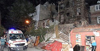 Fatih'te bina çöktü: 4 yaralı