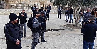 İsrail polisinden Mescid-i Aksa'ya…