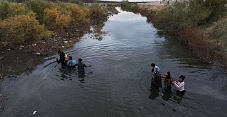 Göçmenler Meksika'dan ABD sınırını…