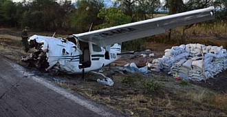 Meksika'da otoyola uçak düştü:…