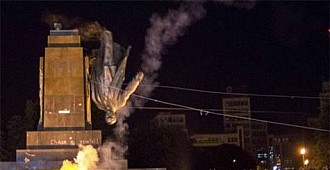 En büyük Lenin de yıkıldı