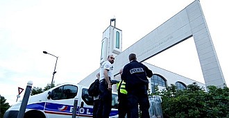 Cami önündeki cemaate saldırı