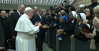 Papadan şartlı öpücük