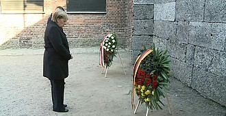 Merkel ilk kez Auschwitz'i ziyaret…