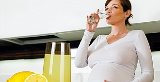 Oruç tutan hamileler bol sıvı almalı