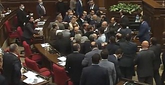 Ermenistan meclisinde yumruk yumruğa kavga