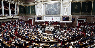 Fransa'da reform paketine güvenoyu