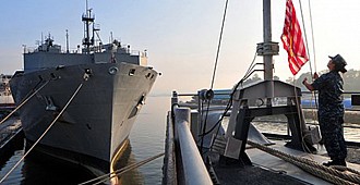 ABD Donanması İran gemisine ateş açtı