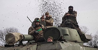 Ukrayna askerleri Bahmut'ta Rus saldırılarını…