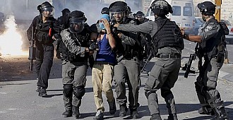 İsrail polisi Aksa'nın çatısına…