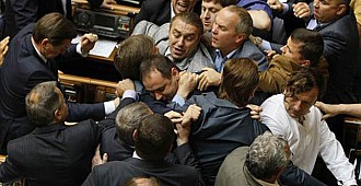 Ukrayna Meclisi'nde savaş çıktı!..