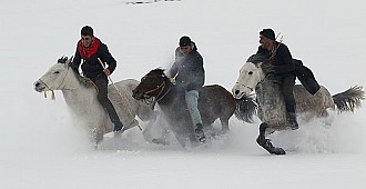 Kar üstünde at yarışlarına hazırlanıyorlar