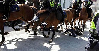 Atlı polisler göstericileri ezdi!..