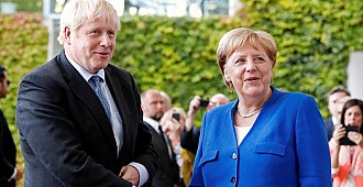 Merkel Johnson'dan somut öneri istedi