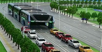 Otomobillerin üzerinde giden süper otobüs