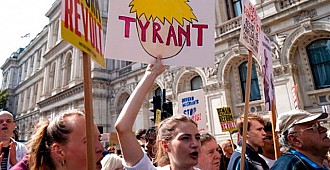 Binlerce İngiliz Meclis tatilini protesto…