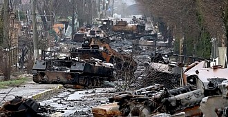 Bucha'da sokaklar yanmış tank ve…