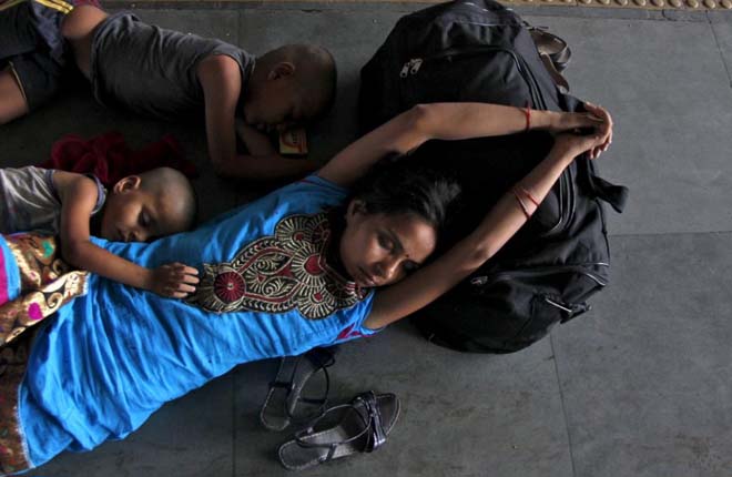 Hindistan'da aşırı sıcaklar binlerce can aldı. İşte Allahabad kentinde sıcaktan kaçan bir anne çocuklarıyla bir tren istasyonuna sığınmış uyuyor.