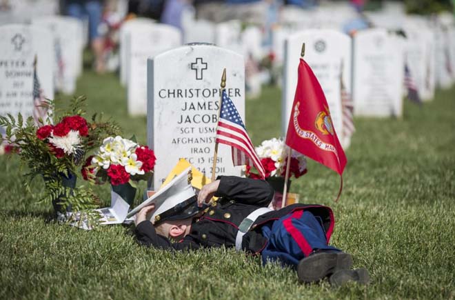 ABD'nin kahramanlar mezarlığı olan Arlington'da ilginç bir manzara. Arlington National Cemetery , babası Christian James Jacob'un mezarı başında yorgunluk çıkarıyor.