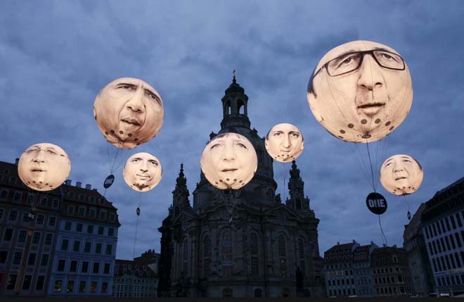 Almanya'nın Dresden kentinde düzenlenen G-7 Zenginler Zirvesi toplantısını uçurdukları balonlarla protesto eden muhalifler.