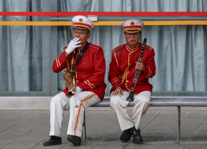 Çin'in Yunnan Bölgesinde sigara içen iki bando elemanı. Ülkede sigara içenlerin sayısı yüzde 5 ila yüzde 11 arasında değişiyor.
