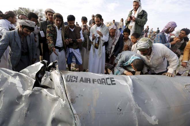 Yemen'de Hursilere yönelik saldırılar sürüyor. Başkent Sanaa yakınlarındaki Bani Harith kentinde düşen bir ABD savaş uçağının yanında Yemenliler.