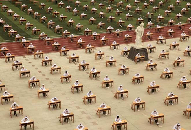 Çin'de yüzlerce genç açık havada sınava girdi. Shaanxi bölgesinin Baoji kentinde yapılan sınavda öğrenciler güneş altında ter döktü