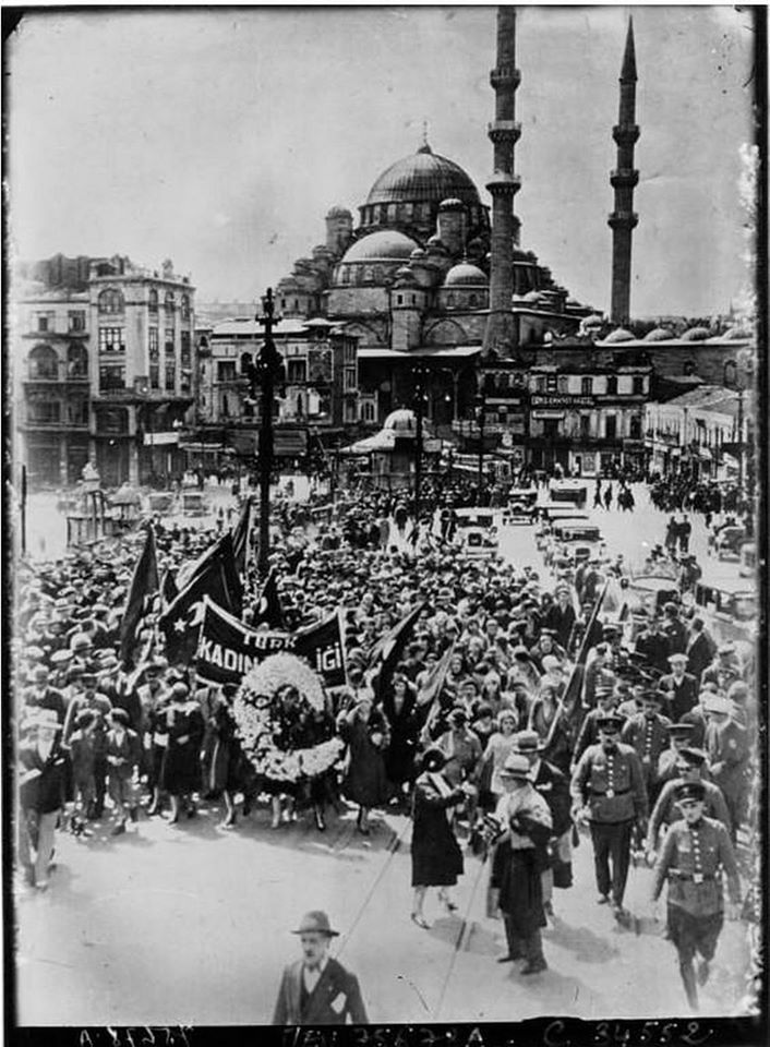 İstanbul'da oy kullanma hakkı için eylem yaparak yürüyen kadınlar (1930)