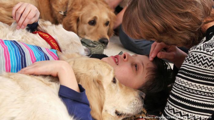 Psikiyatristler, evcil hayvanların insanlar gibi davranışlarımızı yargılamadığını söylüyor. Hayvanlar çocukların özgüvenini ve kendilerini ifade etme yeteneklerini arttırabiliyor. Örneğin Rusya'da engelli çocukların tedavisine genellikle köpekler eşlik ediyor.