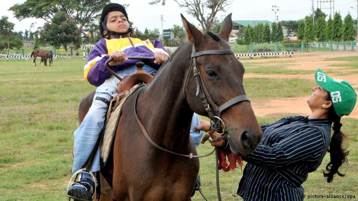 Atlarla terapi, özel ilgiye ihtiyacı olan insanlar için ata binme derslerini de içeren bir tedavi yöntemi. Fiziksel engellilerin ata binebilmesi için koşullar uygun hale getiriliyor ve atın hareketlerinin yarattığı his, kişinin kendini iyi hissetmesine yardımcı oluyor.