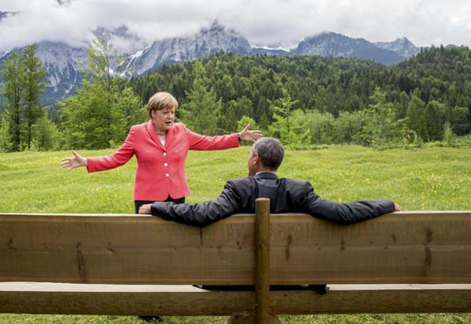 Almanya'nın Kruen kentindeki Elmau Şatosunda toplanan G - 7 liderleri zaman zaman sohbet fırsatı da buluyorlar. İşte Merkel ve obama4nın bir park sohbeti.