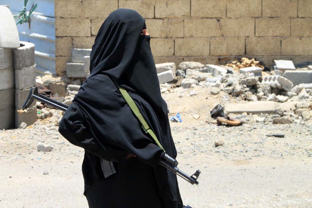 Liman kenti Aden'deki Der Saad bölgesinde silahıyla devriye gezen Yemenli bir kadın.