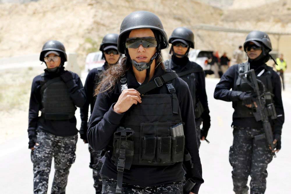 Ürdünlü kadın polisler, 7. Geleneksel Savaşçı Müsabakası'na katılmak için başkent Amman'daki Kral Abdullah Özel Operasyonlar Eğitim Merkezi'nde.