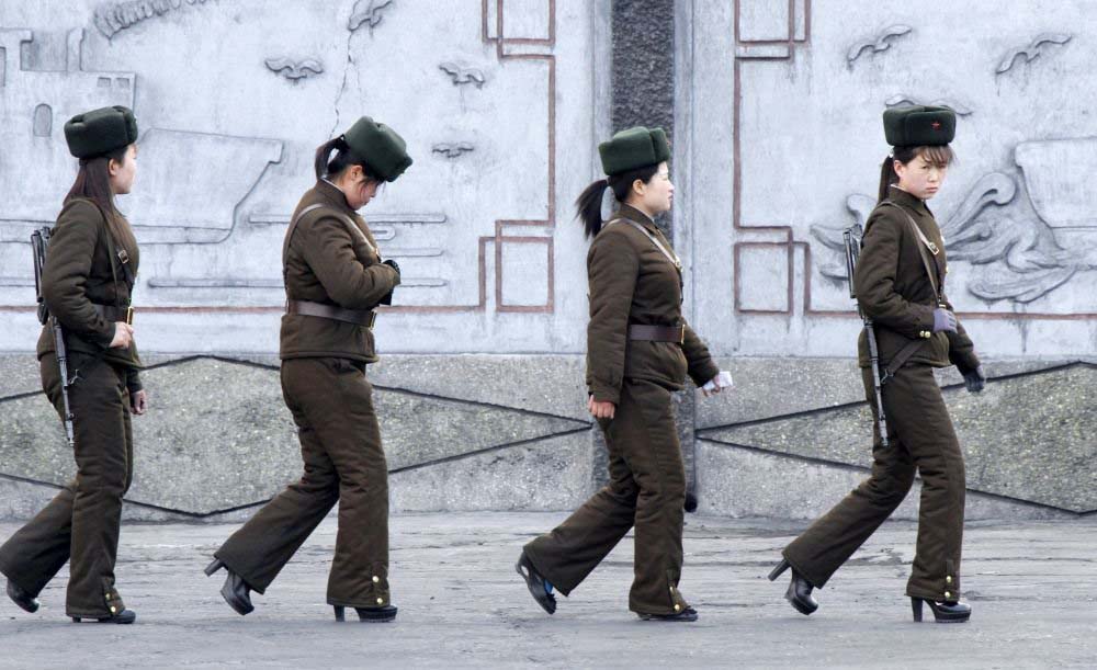 Kuzey Kore askerleri Çin sınırı yakınındaki Yalu Nehri kıyısında devriye geziyor.