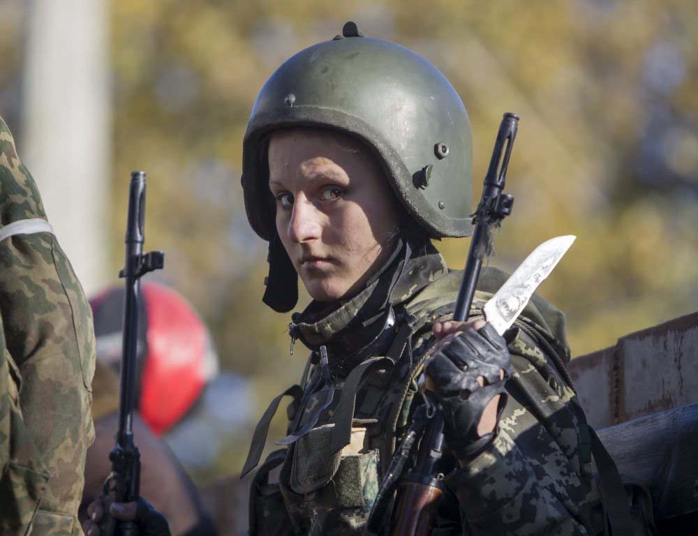 Donetsk Halk Cumhuriyeti'nin kadın askerlerinden biri