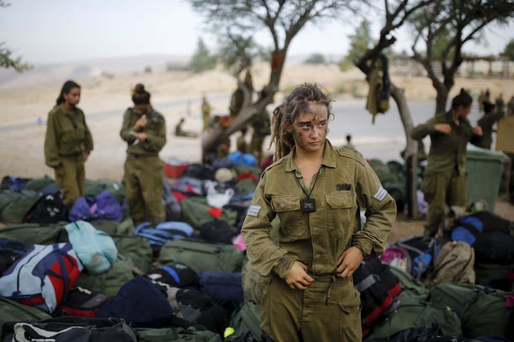 Necef Çölü'ndeki 20 km'lik yürüyüşten dönen İsrailli kadın asker.