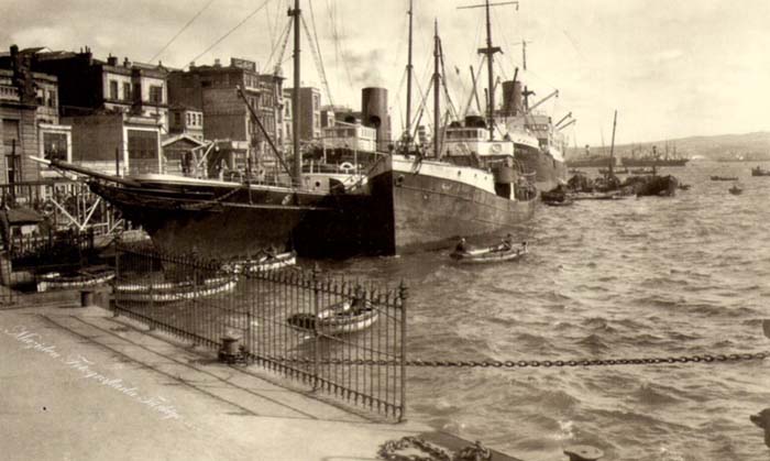 En solda bir tekne. Önde bir zamanların yolcu vapurları, biraz ötede bir şilep.. Dünden bugüne belki de hiç değişmeden gelen az sayıdaki İstanbul köşelerinden biri Karaköy... Yıl:1928...