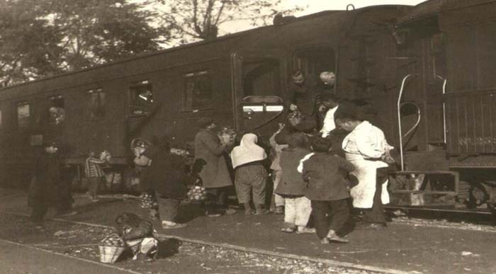 Fotografçı 1928'de Haydarpaşadan atlamış trene. Sapanca'da inmiş ve başlamış fotoğraf çekmeye. Elmasıyla ünlü diyor. Sepetlerindeki elmaları yolculara satmaya çalışan kadınları bu fotografta görebilirsiniz diye de ekliyor.  Ve başlıyor uzu