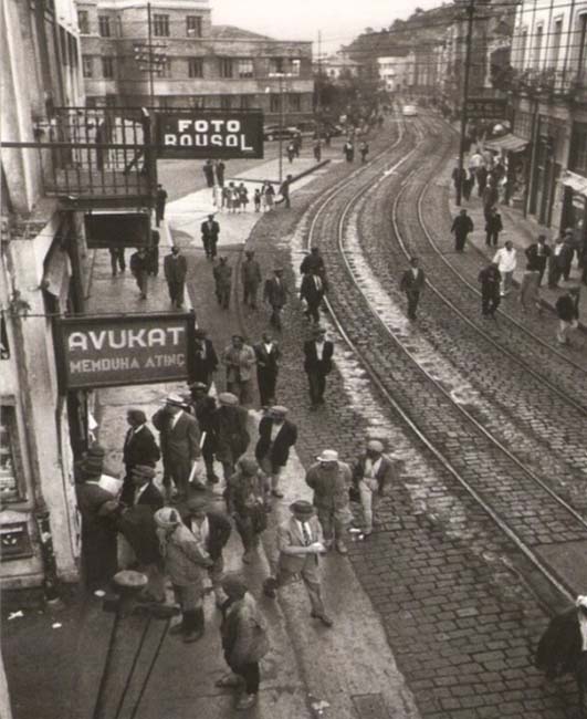 Limana taş kömürü taşıyan trenler kentin tam ortasından geçiyor. Fotoğraf 1951 yılının Zonguldak görüntüsünü yansıtıyor. Bu arada fotoğrafçının kart baskısının arkasına düştüğü bir not daha var: Fotoğrafının kullanımaması halinde Washington'da 