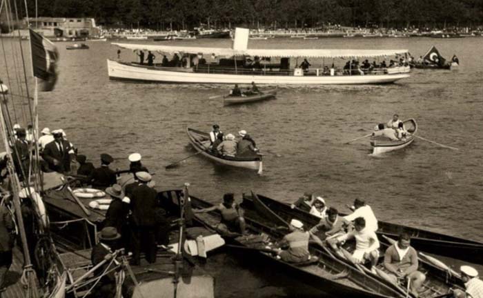 Beykoz açıkları.. Türkiye Büyük Millet Meclisi Başkanı Kazım Özalp Paşa İmparatorluk dönemi tenezzüh kayıklarının modernleştirilmesiyle inşa edilen bir tekneyle kayık yarışlarını izlemeye geliyor. Yıl:1929... Günlerden 2 Ağustos..