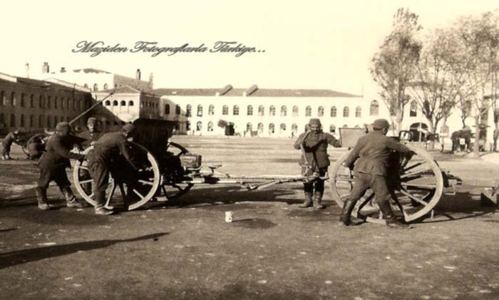 Topçu askerleri avluda bakım yapıyorlar. Bugünün Gezi Parkı'nın olduğu yerde bir zamanlar Taksim kışlası yükseliyordu… Bu ünlü kışla 1940'larda yıkıldı ve geriye sadece fotoğrafları kaldı... İstanbul… 1917 tarihi var fotografın altında..
