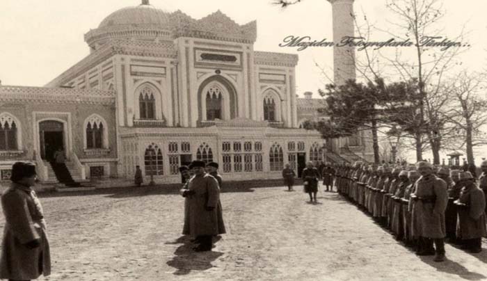 Yıldız Hamidiye Camii… Abdülhamid bir zamanlar cuma namazını burada kılardı. Hatta bir defasında bu binada kendisine suikast girişiminde bulunuldu ama kurtuldu. Bir ''Cuma selamlığı'' törenini gösteren bu fotograf 1922'de yani Ab