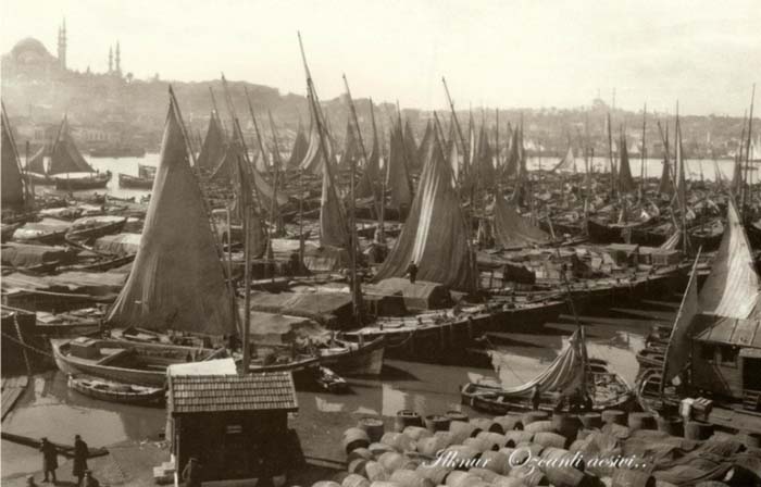 Yıl 1928.. Yük taşıyan yelkenliler Haliç'e dizilmiş. Islak yelkenler rüzgarda kuruyor. Süleymaniye arkada solda... Fatih camii sağda...