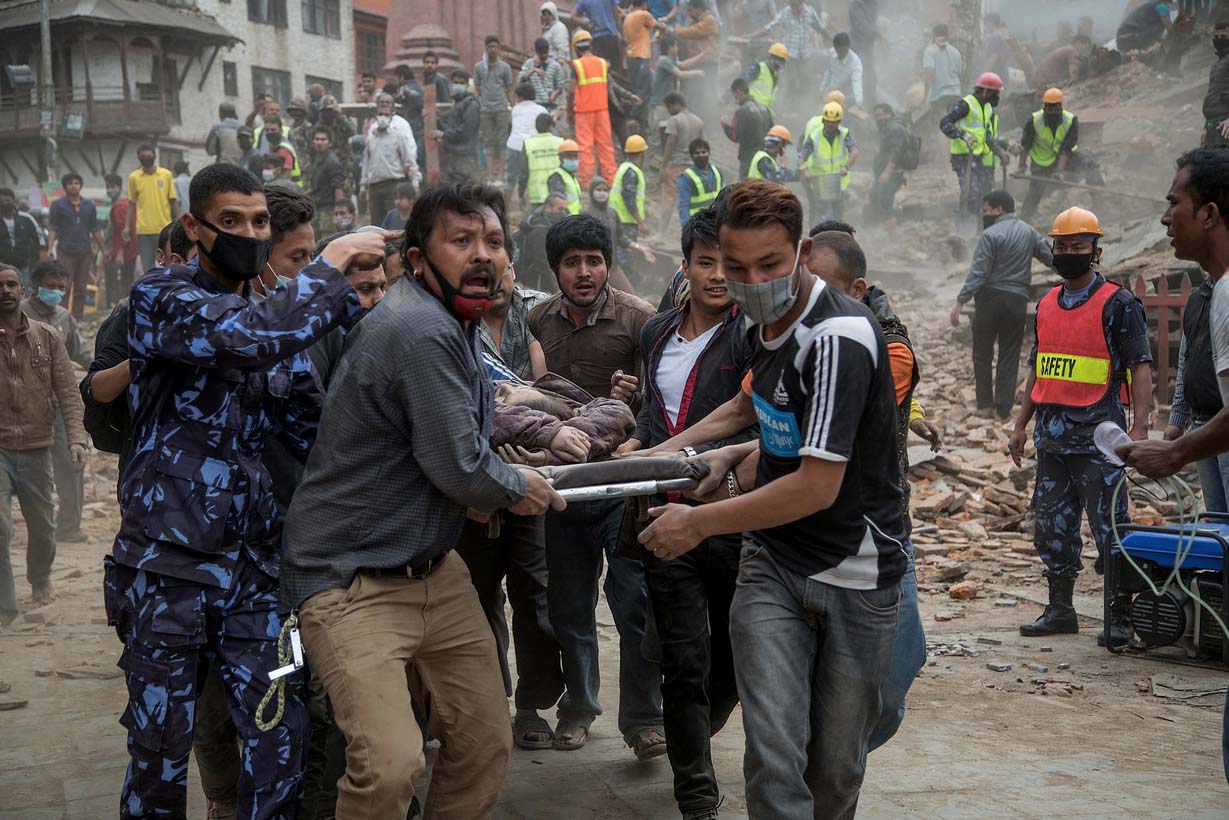 Yerel saatle 11.56'da yerin 15 kilometre altında meydana gelen depremin merkezinin, Katmandu'nun 77 kilometre kuzeybatısı olduğu açıklandı.
AFP'nin haberine göre, Nepal polisi, ülkede son 81 yılda gerçekleşen en şiddetli depremde en az 876 kişinin öldüğünü duyurdu.